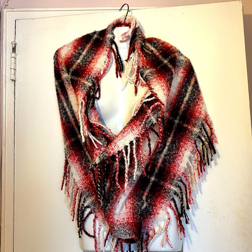 Beautiful warm scarf - Picture 1 of 9